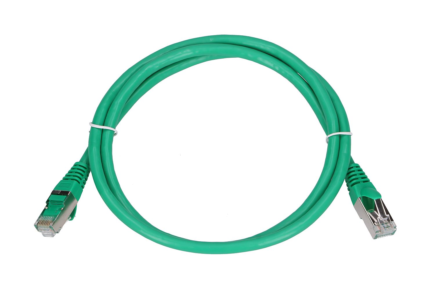Un cavo Ethernet verde con due connettori RJ45, su sfondo bianco.