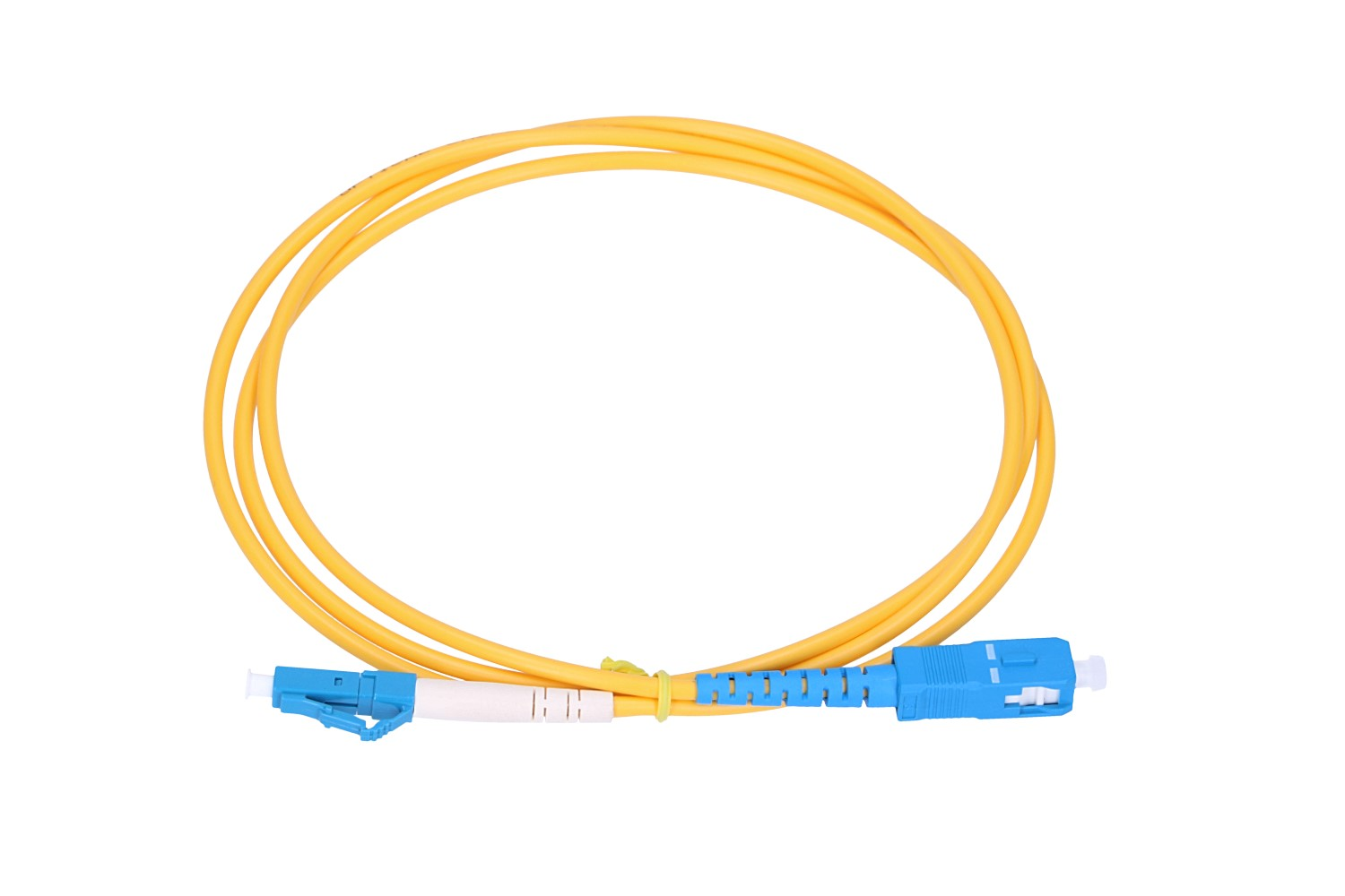 Un cavo in fibra ottica giallo con connettori blu e bianchi su sfondo bianco.