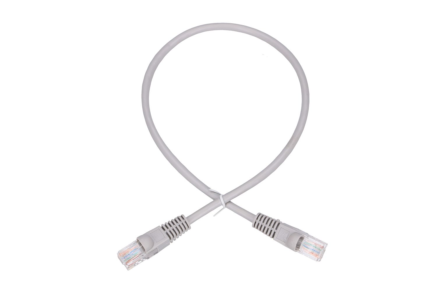Un cavo di rete grigio con connettori RJ45, incrociato su sfondo bianco.