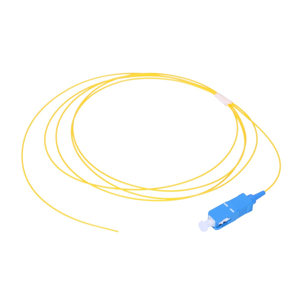 Un cavo in fibra ottica giallo con connettore blu su sfondo bianco.
