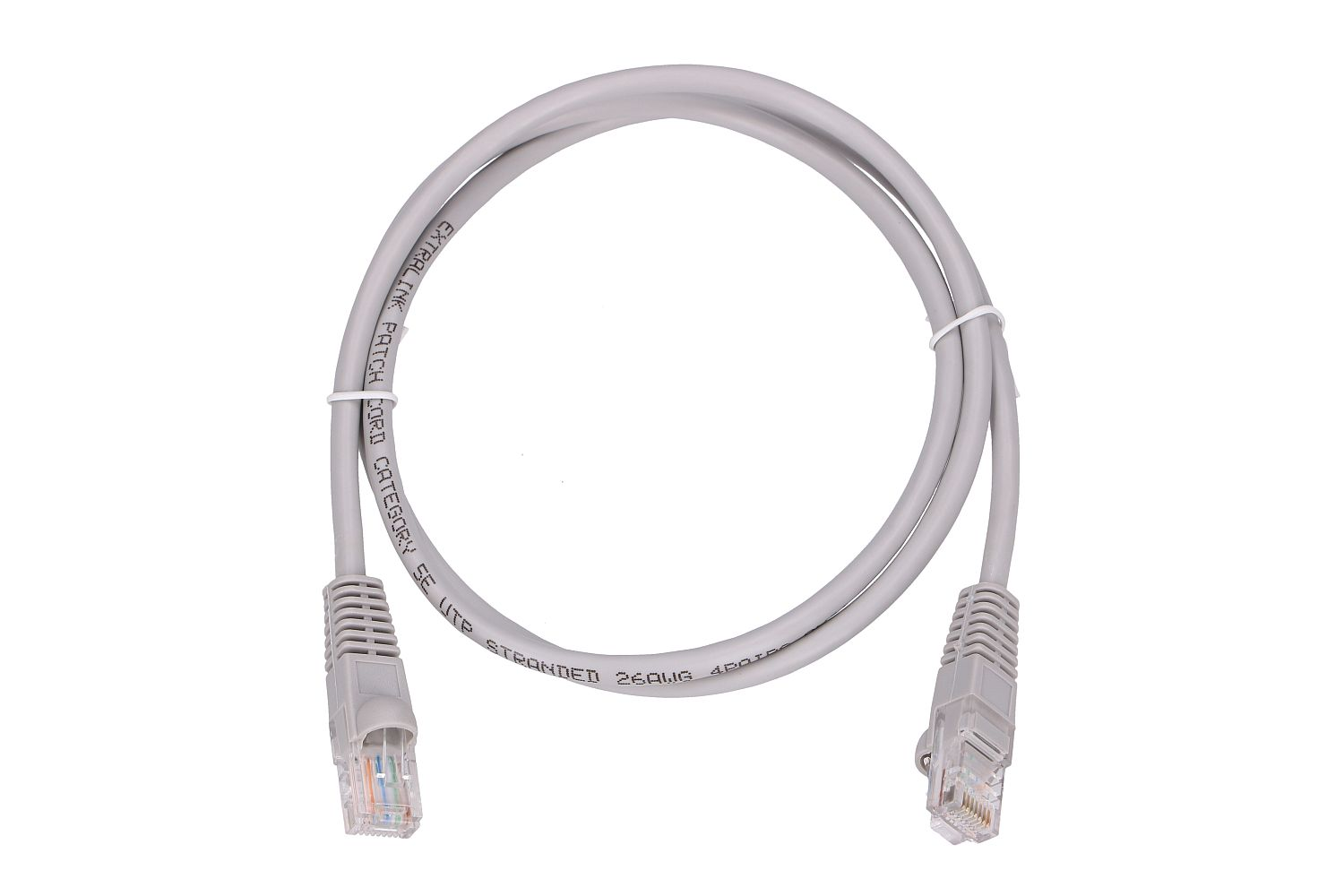 Un cavo di rete grigio con connettori RJ45, etichettato "Category SE UTP STRANDED 26AWG 4PAIR".