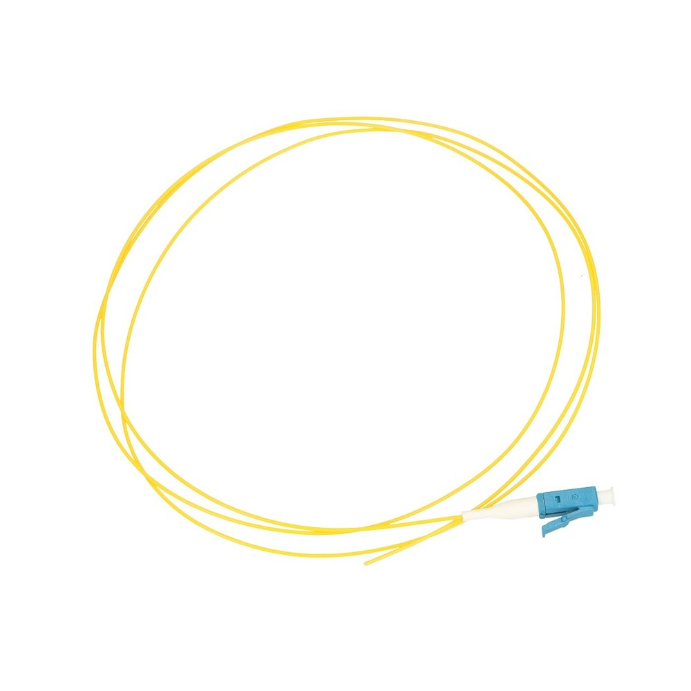 Żółty kabel światłowodowy z niebieskim złączem na białym tle.