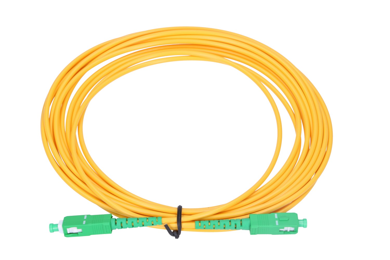 Un cavo in fibra ottica giallo con connettori verdi, su sfondo bianco.