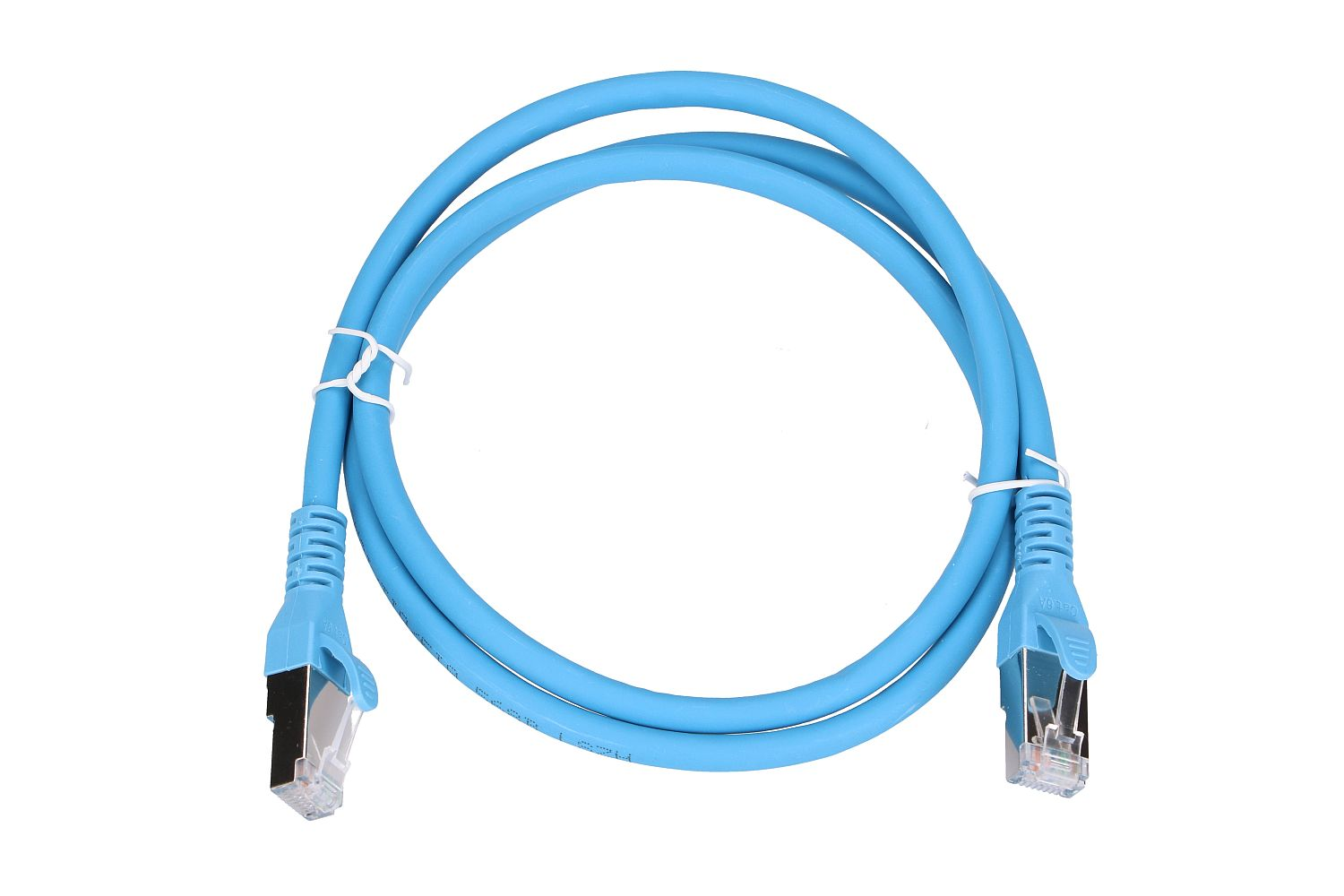 Jasnoniebieski kabel sieciowy z konektorami RJ45, na białym tle.