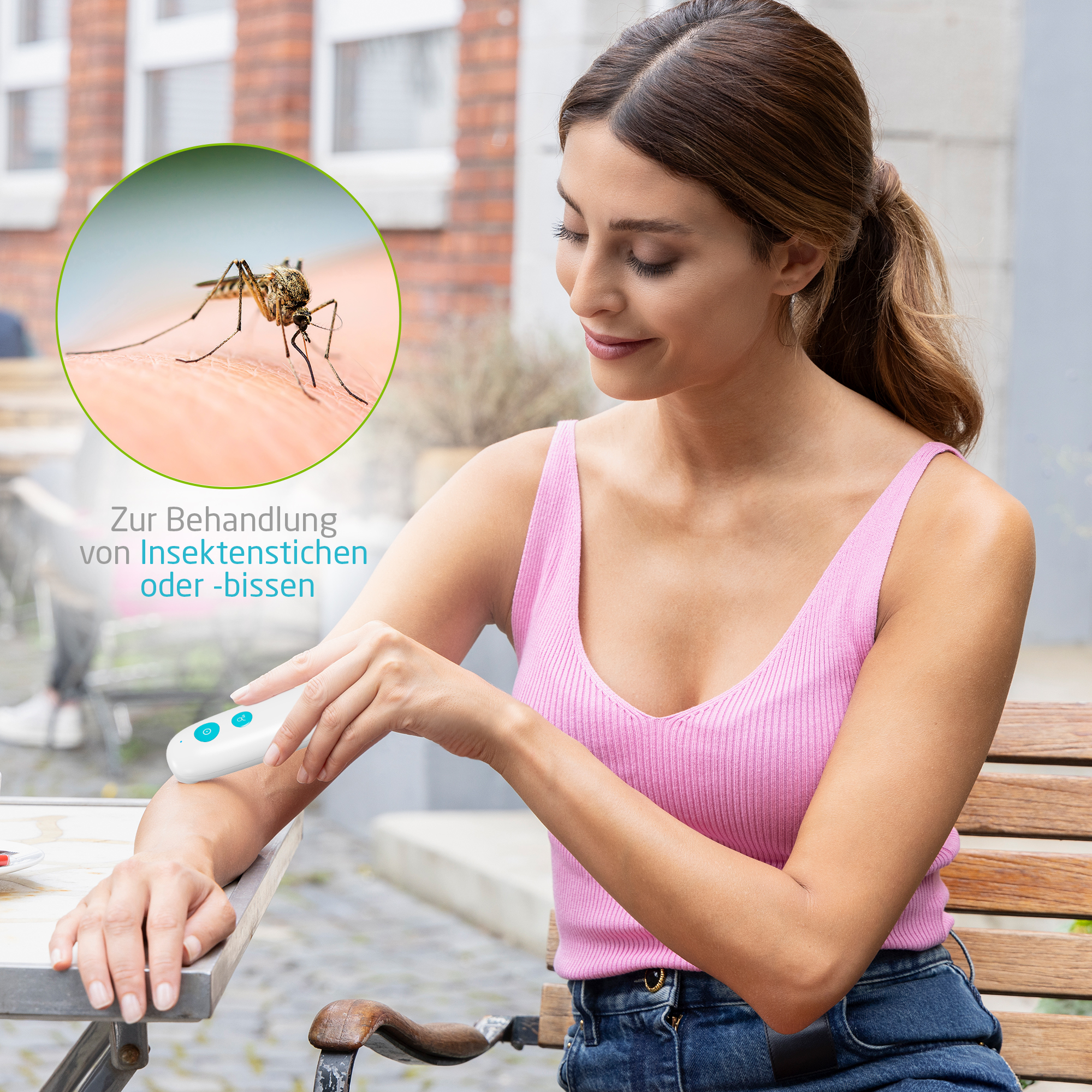 Vrouw gebruikt apparaat voor insectenbeten. Close-up van mug op huid.