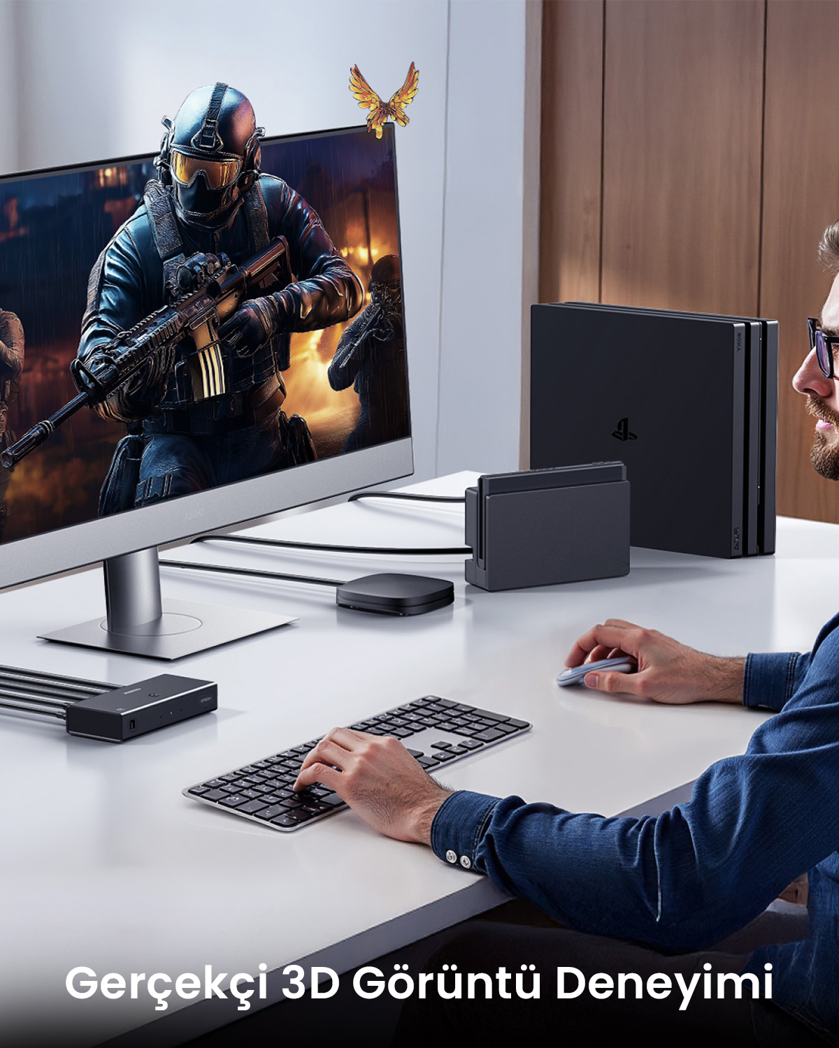 Uomo gioca a un gioco 3D su un monitor con tastiera, mouse, console e accessori.