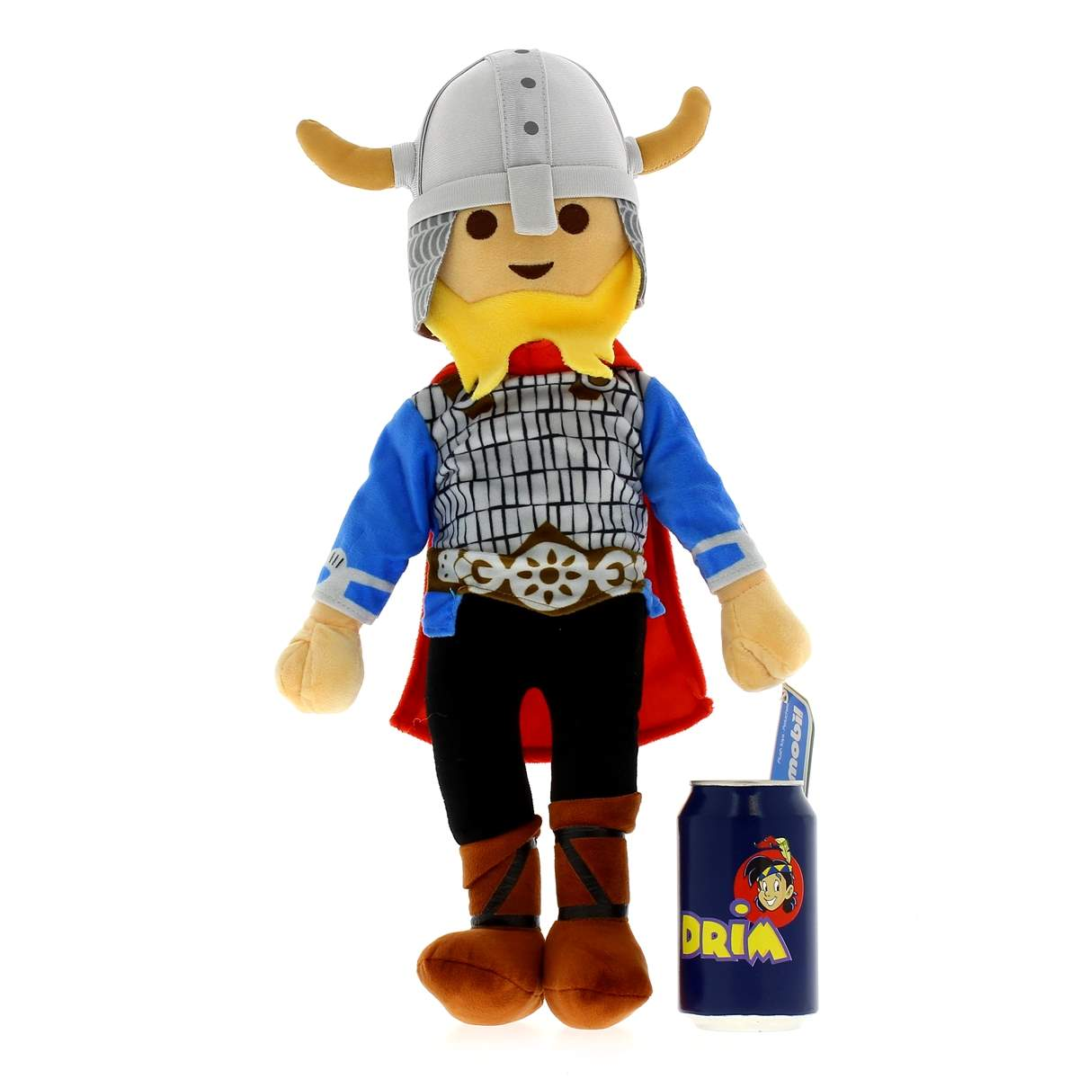 Un peluche de Thor con casco, capa y armadura, junto a una lata de bebida.