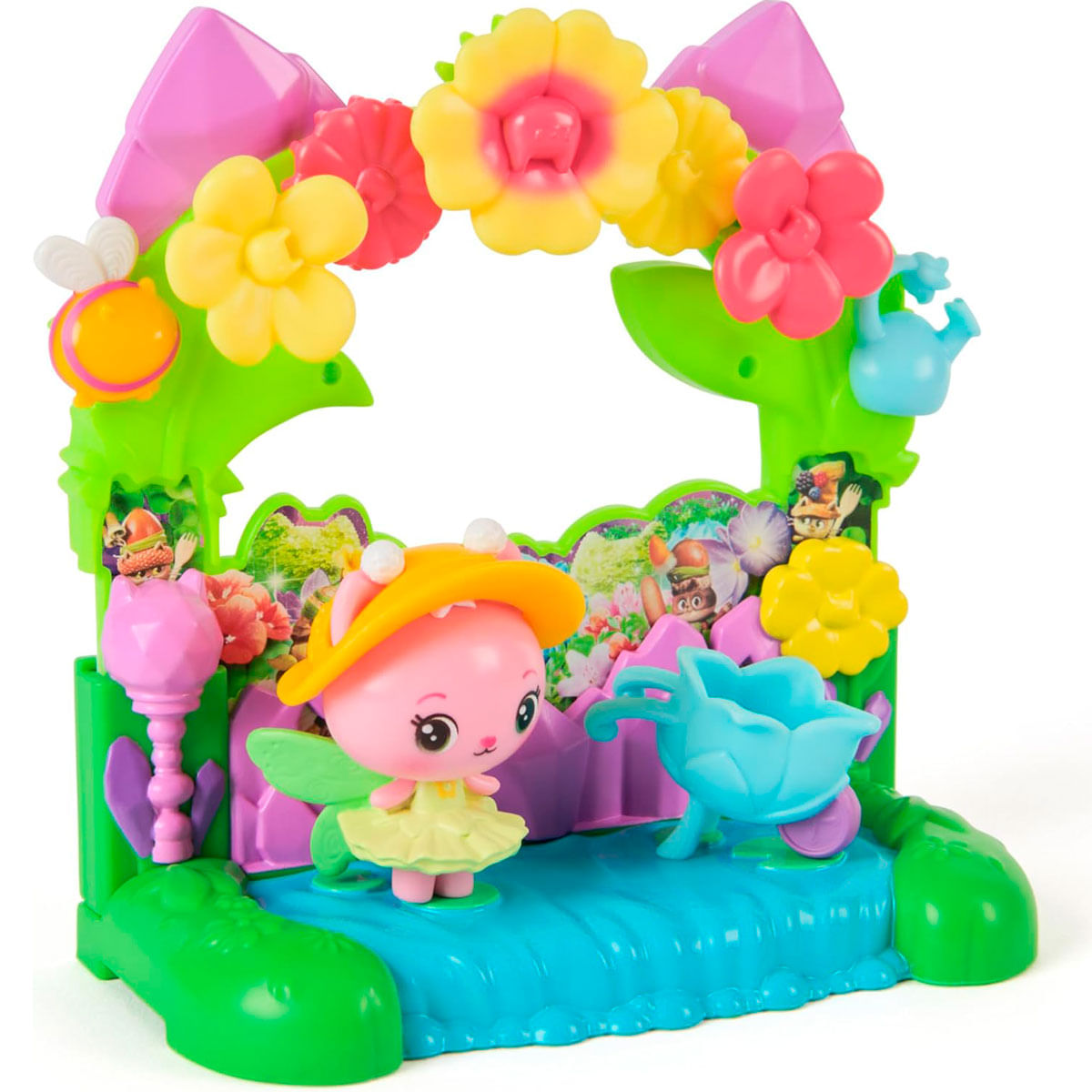 Una gatita hada rosa con sombrero y alas está en un jardín con flores y carretilla.