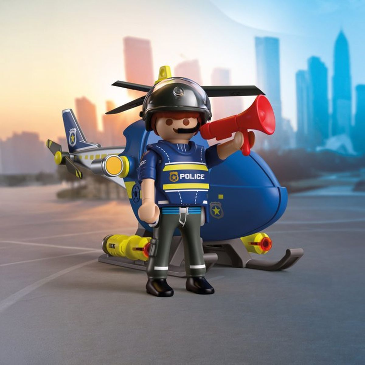Figura de policía con megáfono frente a helicóptero azul, horizonte urbano detrás.