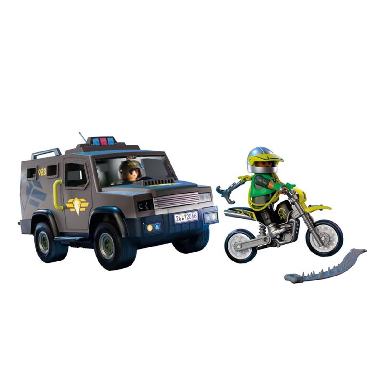 Un vehículo blindado con conductor y un motorista de verde.