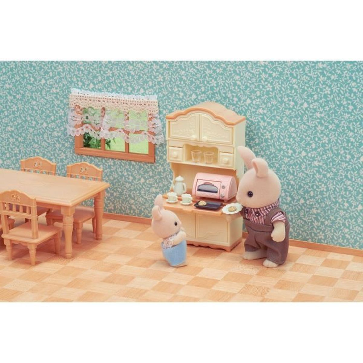 Dos figuras de conejos en una cocina de juguete con comedor.