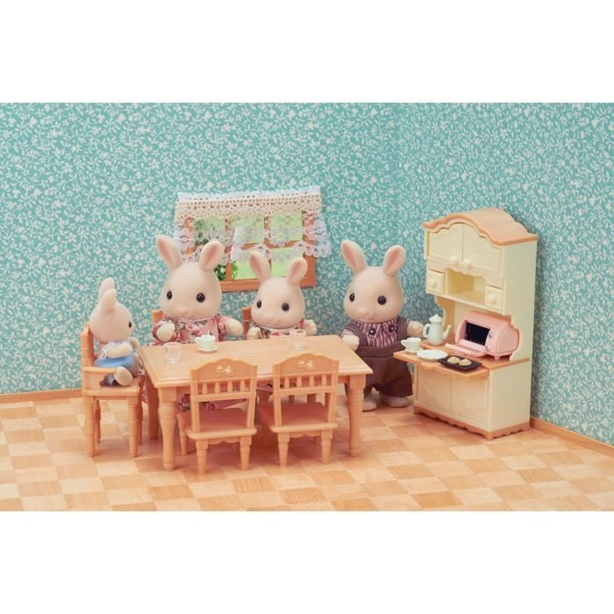 Cuatro figuras de conejos sentados a una mesa con muebles de cocina al fondo.