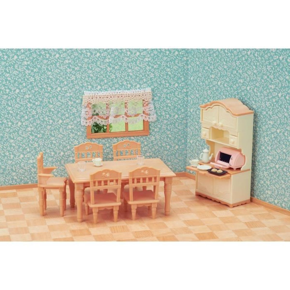 Una escena de comedor en miniatura con mesa, cuatro sillas, aparador de cocina con microondas y ventana.