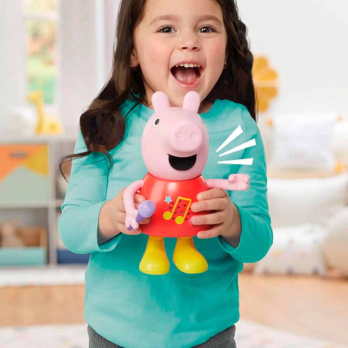 Una niña sostiene una figura de Peppa Pig cantando con micrófono.