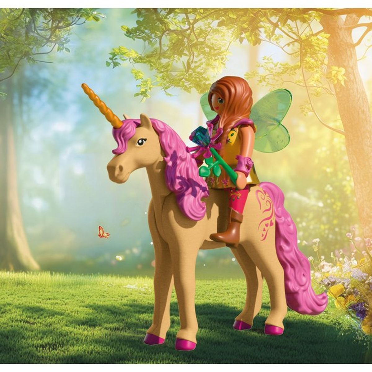 Un hada con alas monta un unicornio con crin rosa en un bosque.