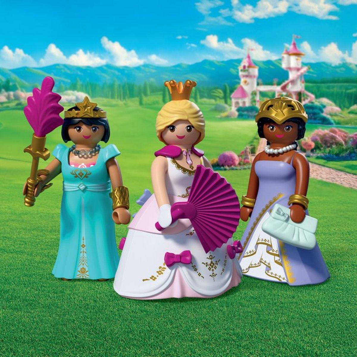 Tres princesas Playmobil con vestidos están sobre hierba verde ante castillos.