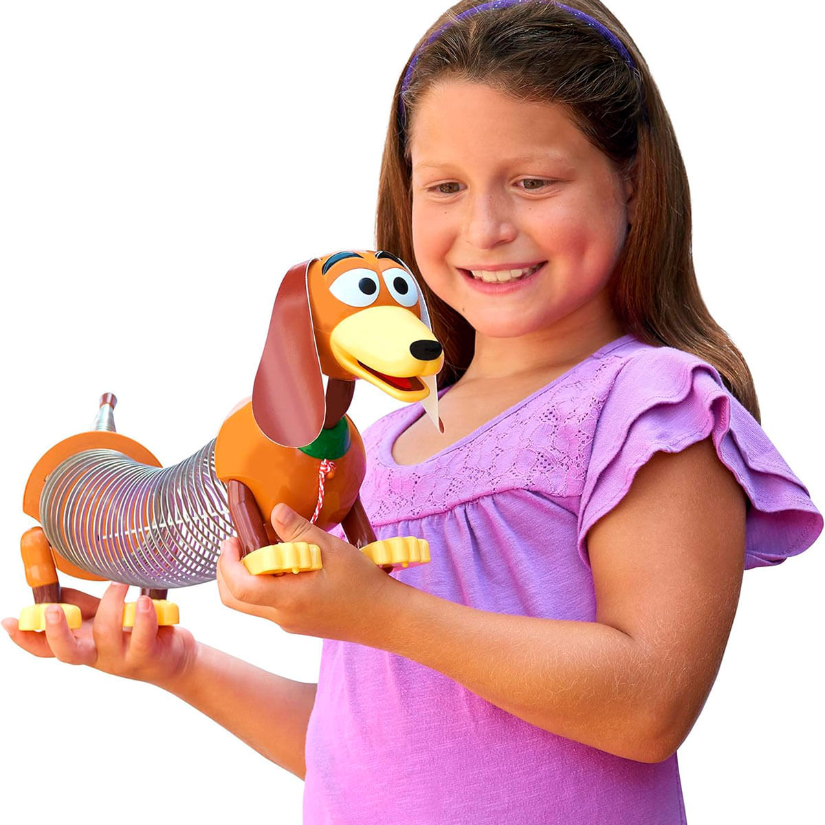 Una niña sosteniendo un juguete de perro Slinky.