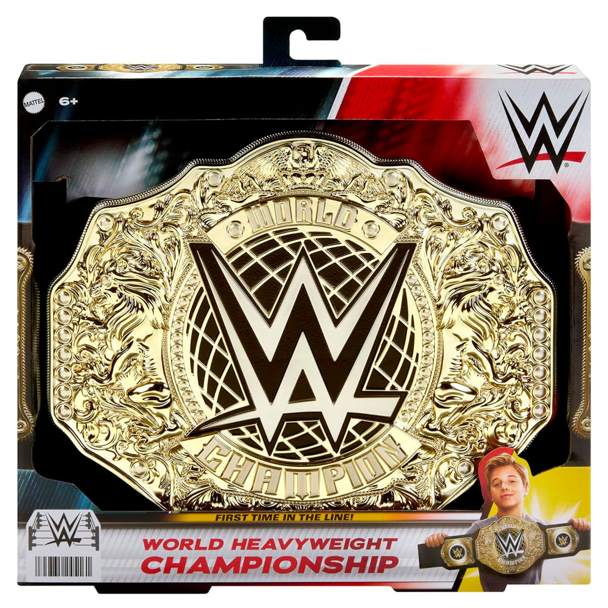 Cinturón dorado WWE World Heavyweight Championship en caja, con niño sujetándolo.
