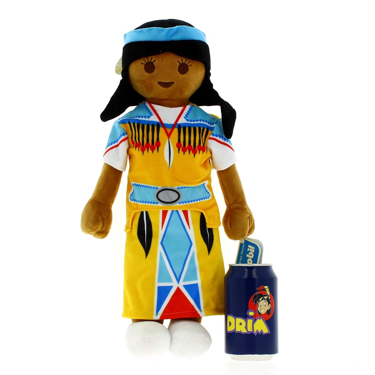 Muñeco de peluche de niña nativa americana con cinta azul, falda y chaleco amarillos, junto a una lata azul.