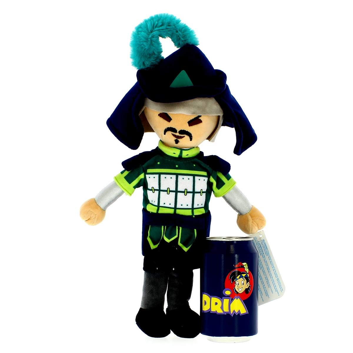 Peluche de soldado con armadura verde junto a una lata de bebida azul.
