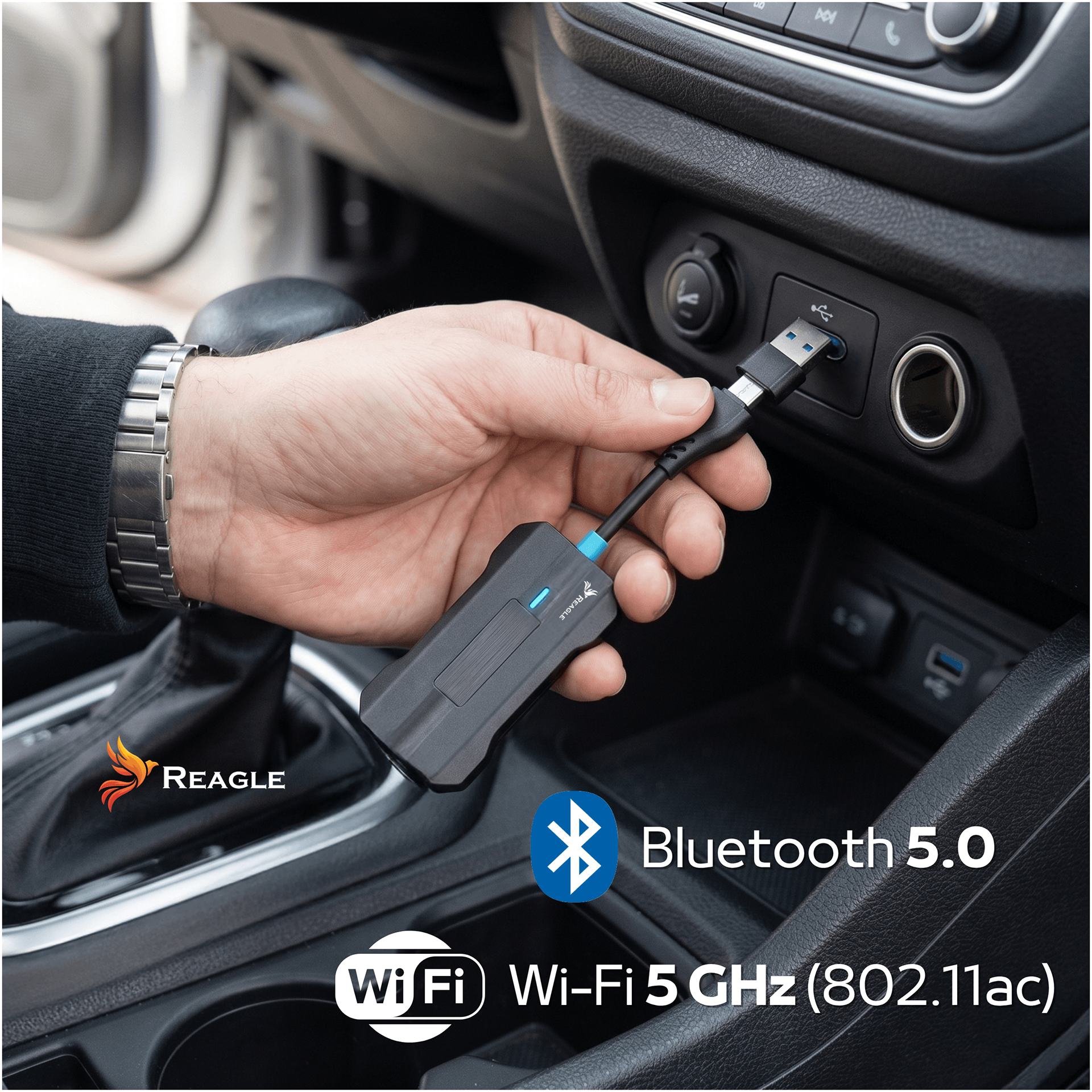 Mężczyzna podłącza czarne urządzenie USB do portu samochodowego. Bluetooth 5.0 i Wi-Fi 5 GHz.