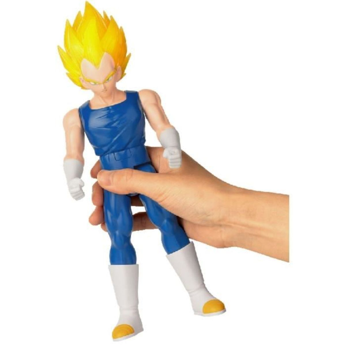 Una mano sostiene una figura de acción de Vegeta con cabello amarillo en traje azul.