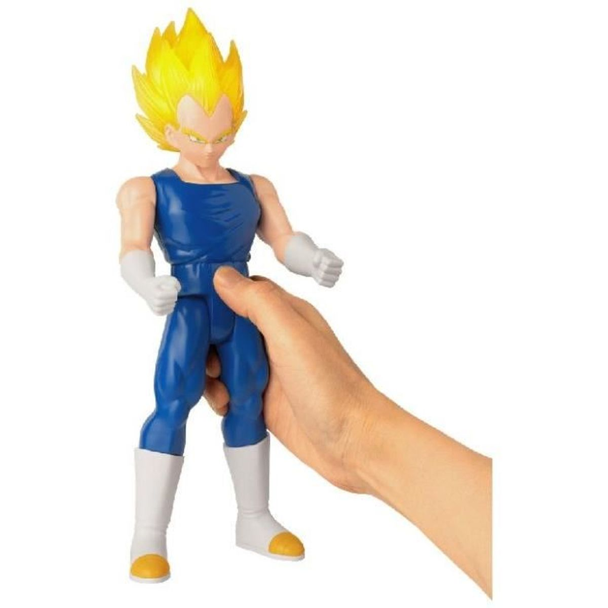 Una mano sostiene una figura de acción con pelo amarillo y ropa azul.