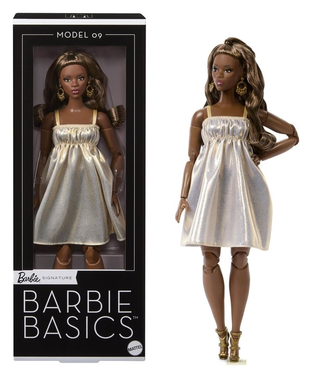 Barbie Modelo 09 con vestido plateado, pendientes y zapatos dorados.