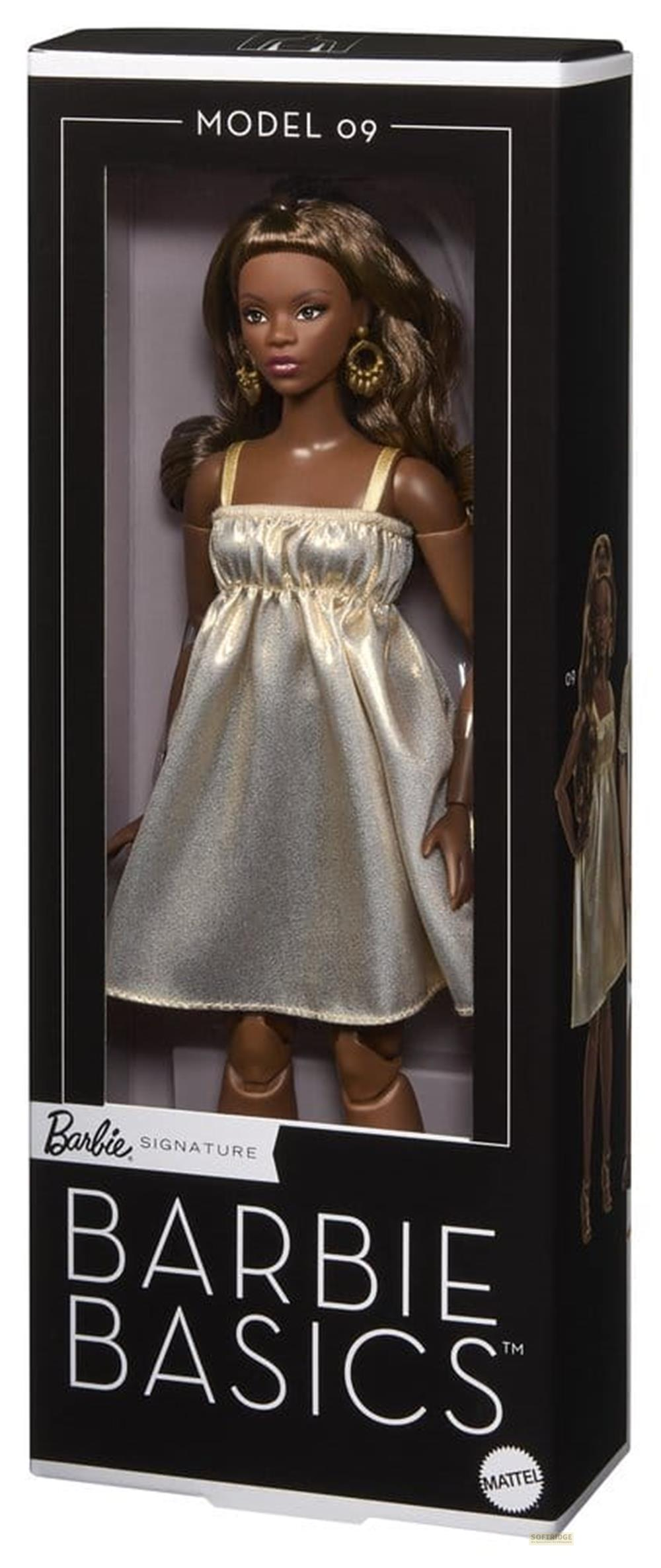 Muñeca Barbie con vestido dorado y logo "Barbie Basics" en la caja.