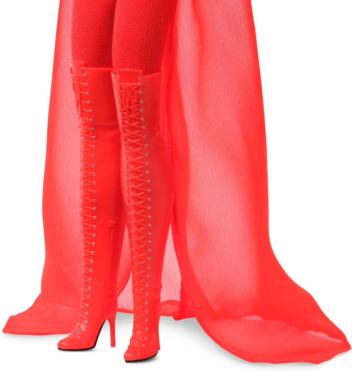 Botas rojas con cordones y capa transparente sobre fondo blanco.