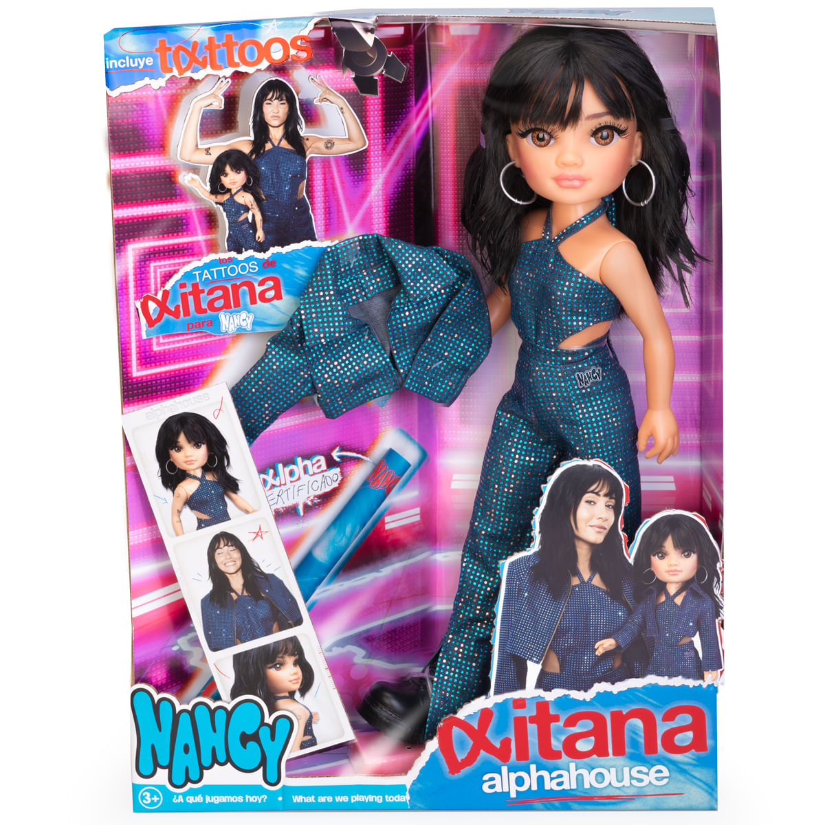 Una muñeca con un mono azul brillante, chaqueta a juego y tatuajes.