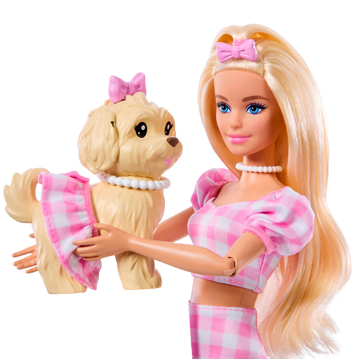 Muñeca Barbie rubia con cuadros vichy rosa sostiene un perro esponjoso con lazo y falda rosa.