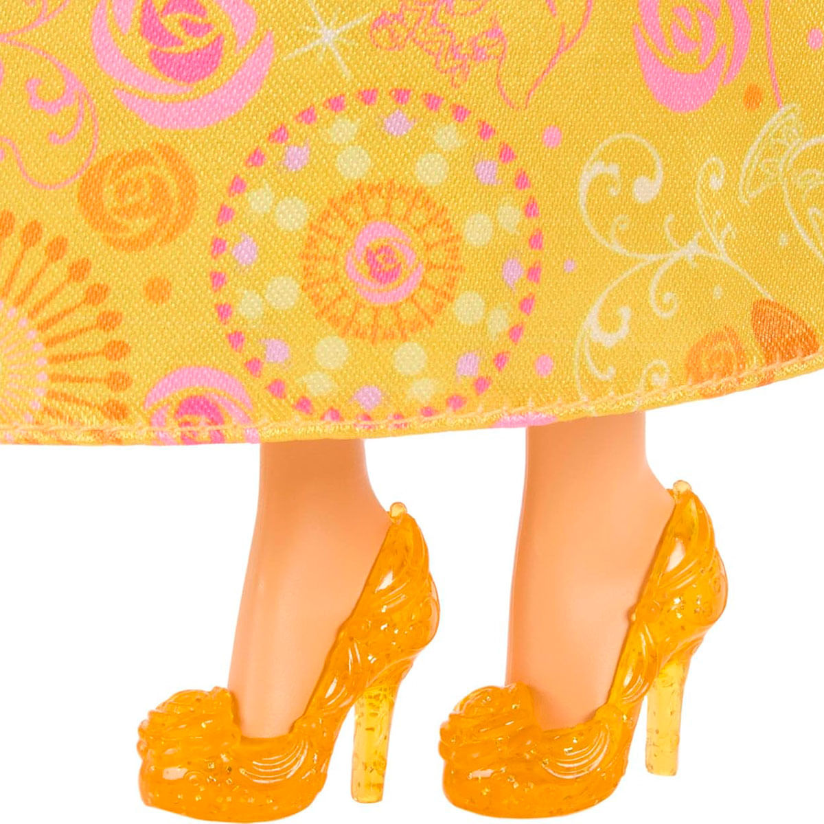 Falda amarilla estampada y zapatos de tacón naranjas.