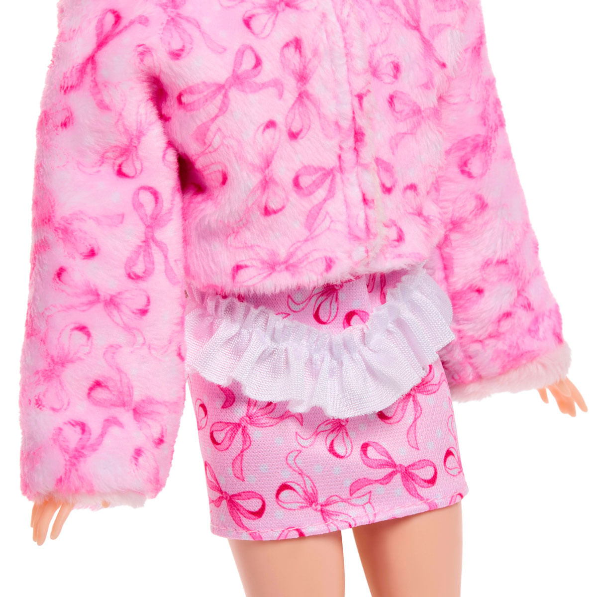 Un atuendo de Barbie con estampado de lazo rosa en chaqueta y falda.