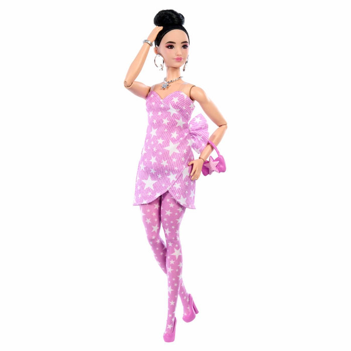 Una muñeca con vestido rosa de estrellas, leggings y tacones, sosteniendo un bolso.