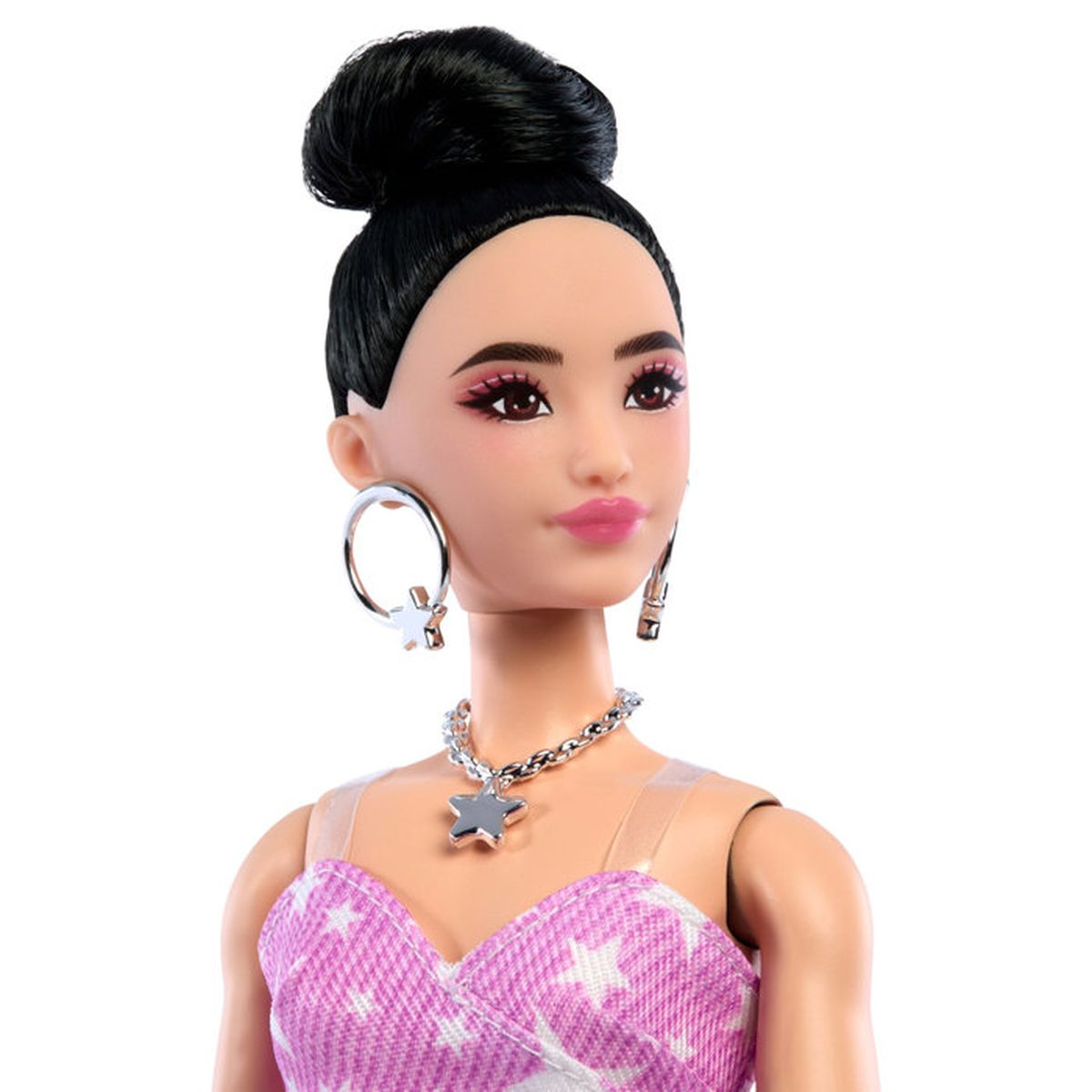Muñeca Barbie con pelo negro recogido, vestido de estrellas, pendientes y collar de estrellas.