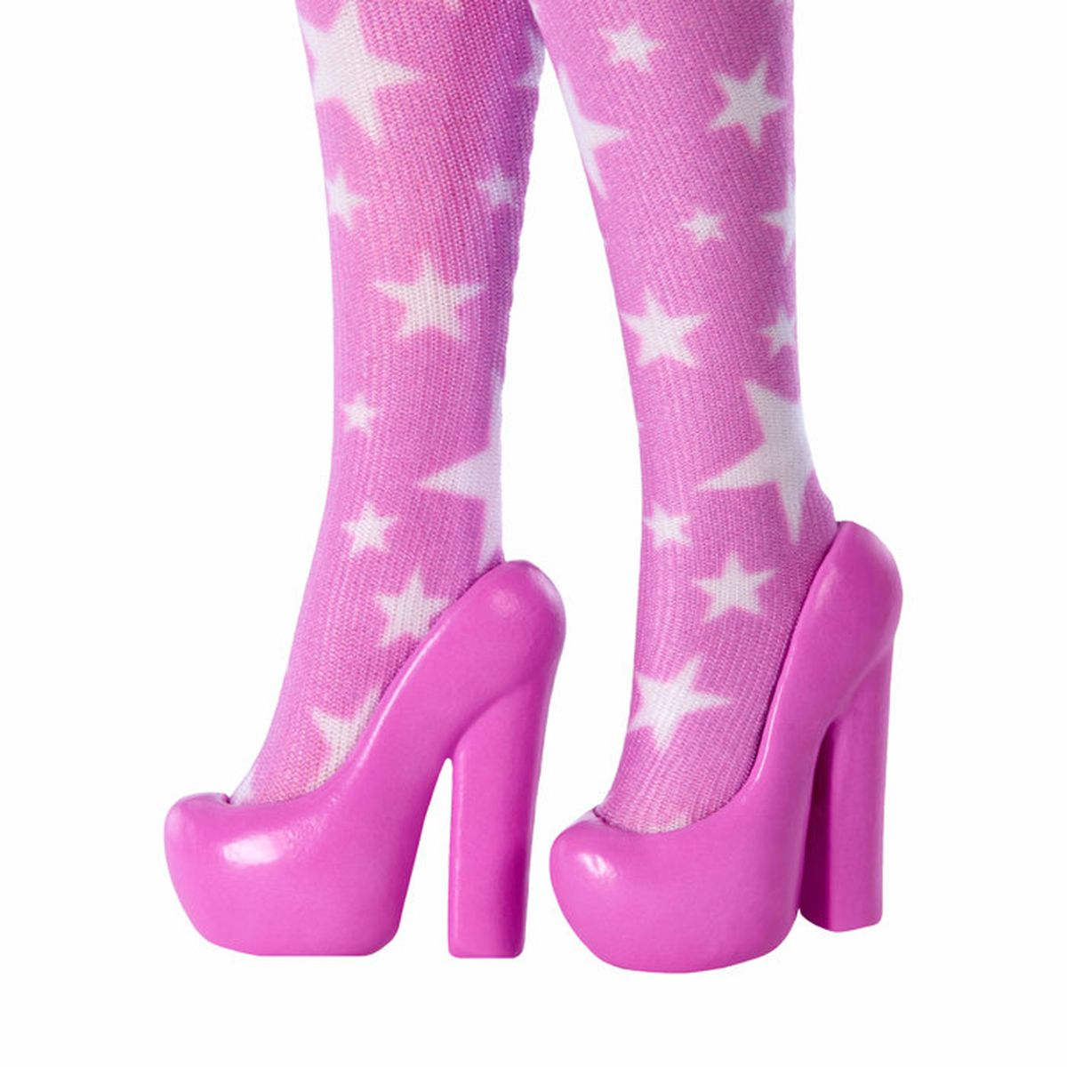 Piernas con calcetines rosas de estrellas y tacones de plataforma rosas.