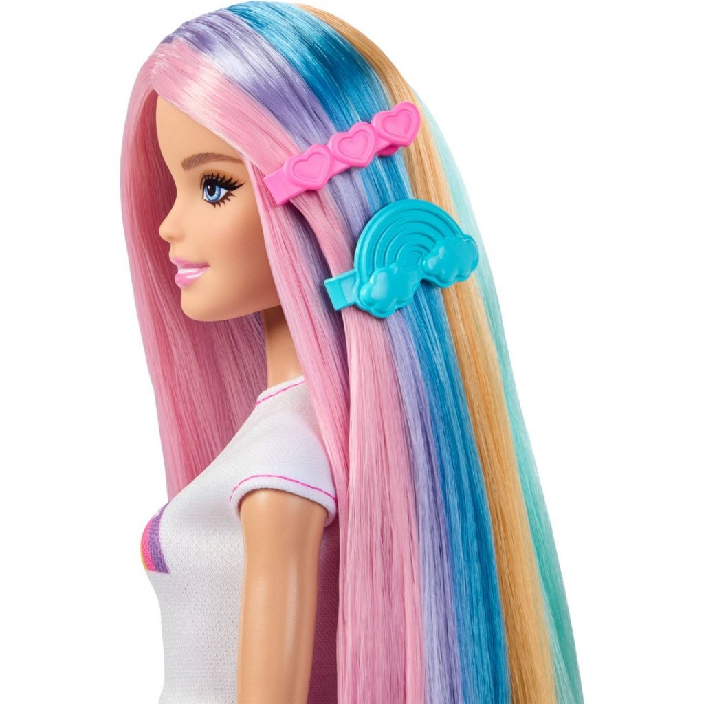 Muñeca Barbie con pelo de colores, pinza de corazón rosa y pinza de arcoíris azul.