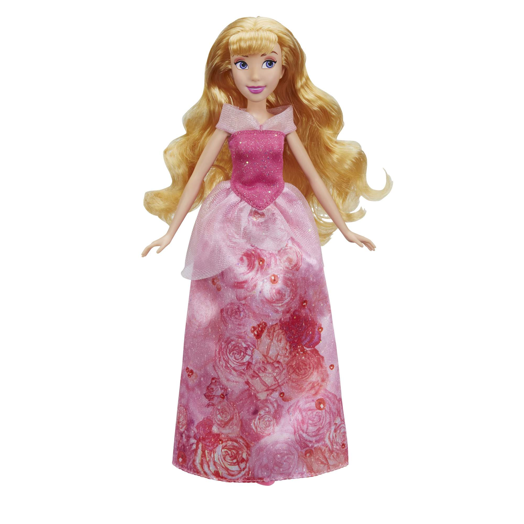 Una muñeca de pelo rubio largo con vestido rosa con estampado de rosas.