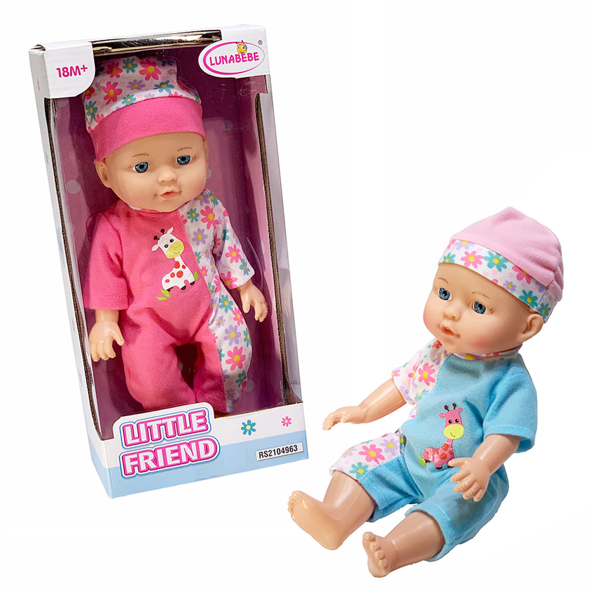 Un conjunto de ropa de bebé con una muñeca en una caja y una muñeca al lado.