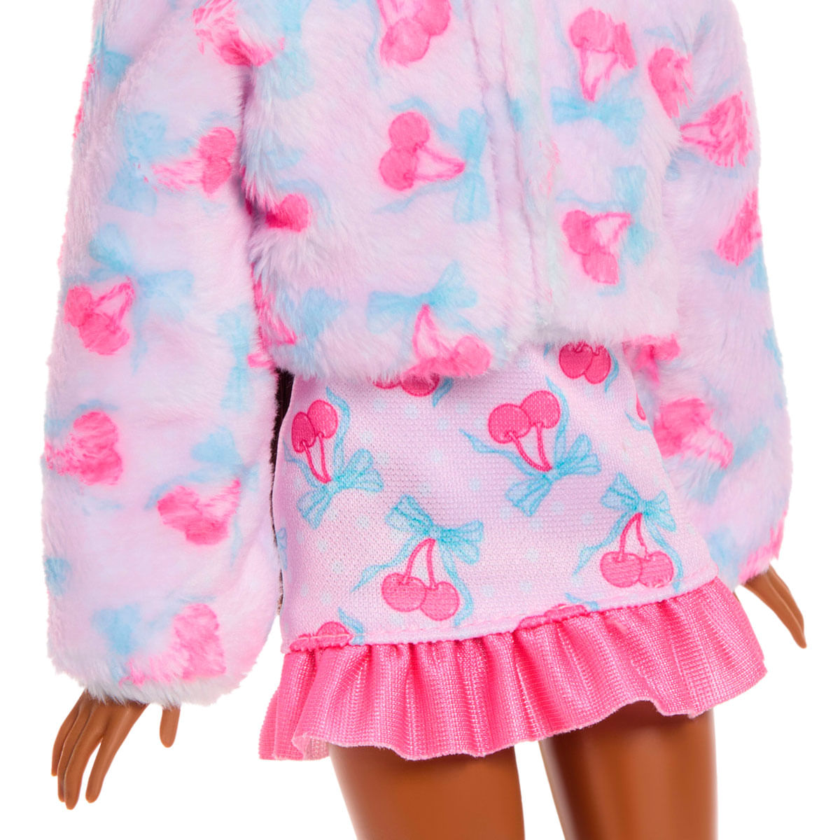 Una muñeca lleva una chaqueta rosa peluda con estampado de cerezas y una falda a juego.