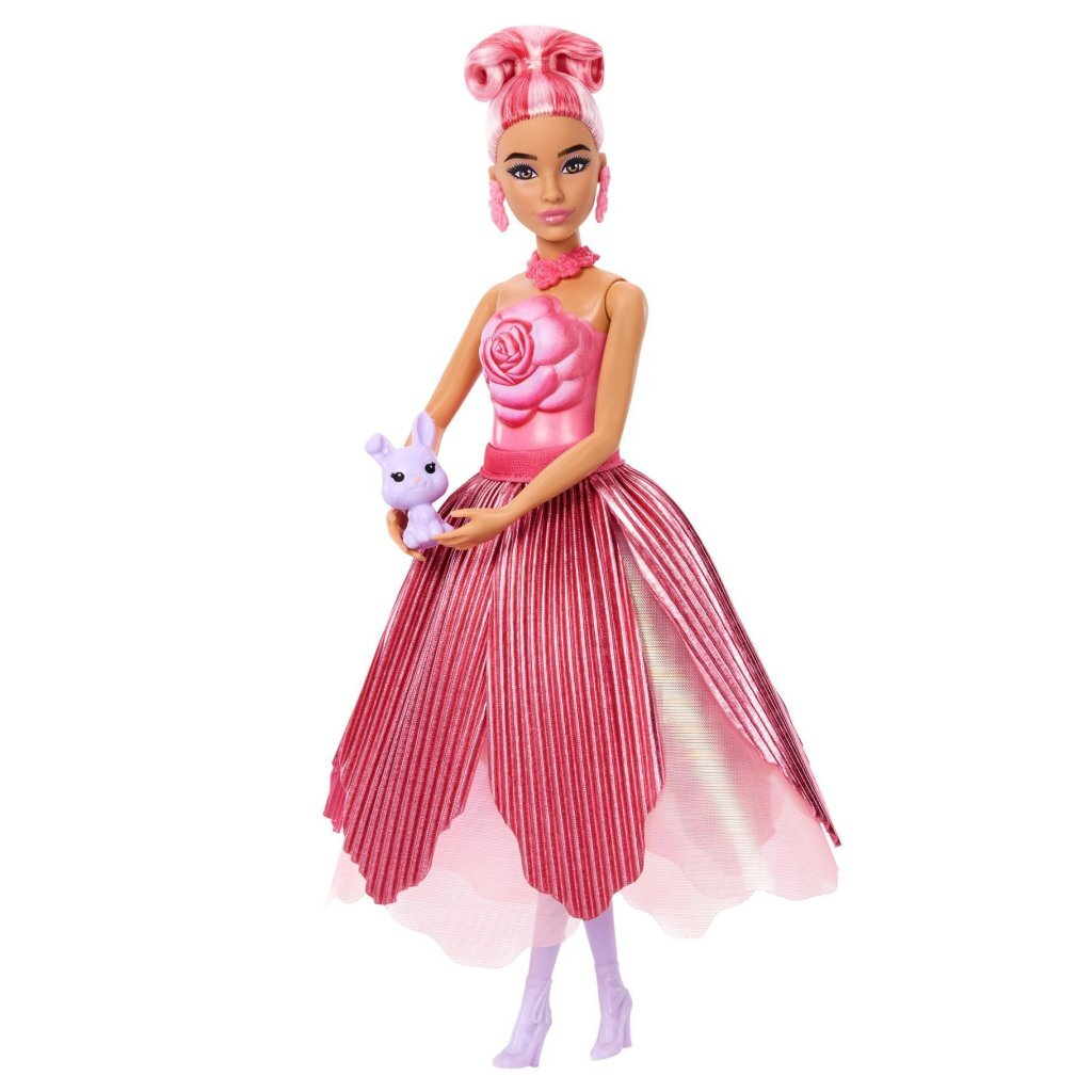 Muñeca Barbie con vestido rosa, sostiene un conejito morado, fondo blanco.