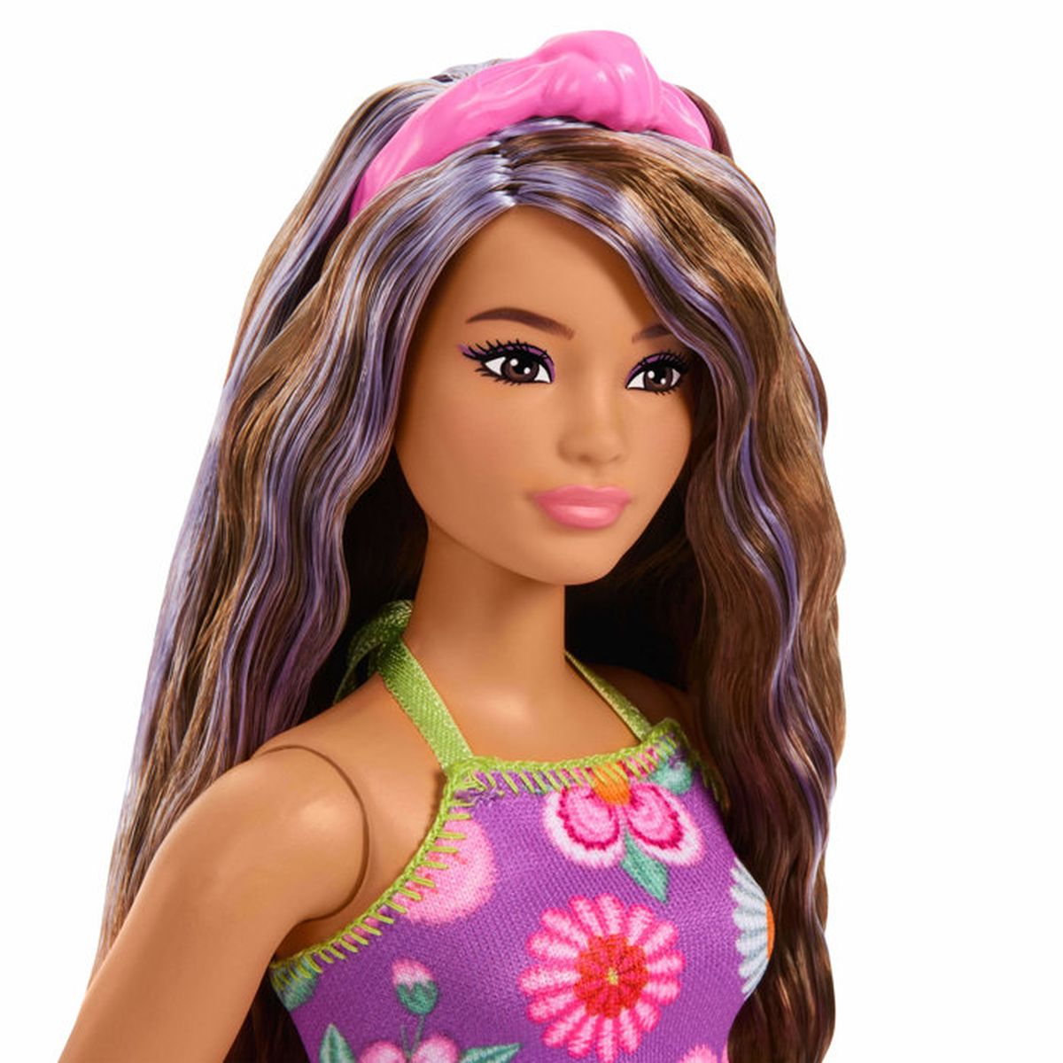 Muñeca Barbie con pelo largo castaño, mechas moradas, diadema rosa, vestido floral.