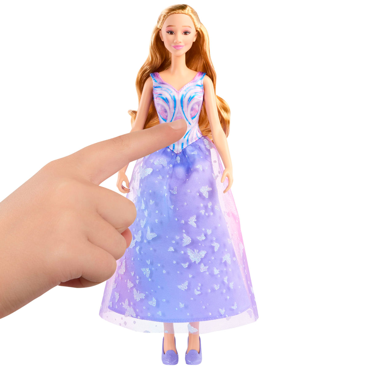 Una mano toca una muñeca Barbie con un vestido morado y azul de mariposas.