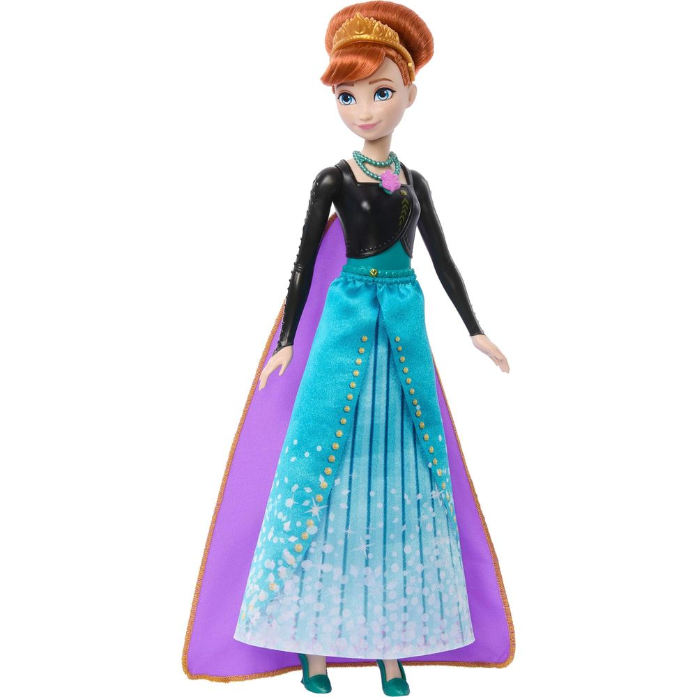 Una muñeca con pelo rojo, corona, top negro y vestido azul con capa morada.