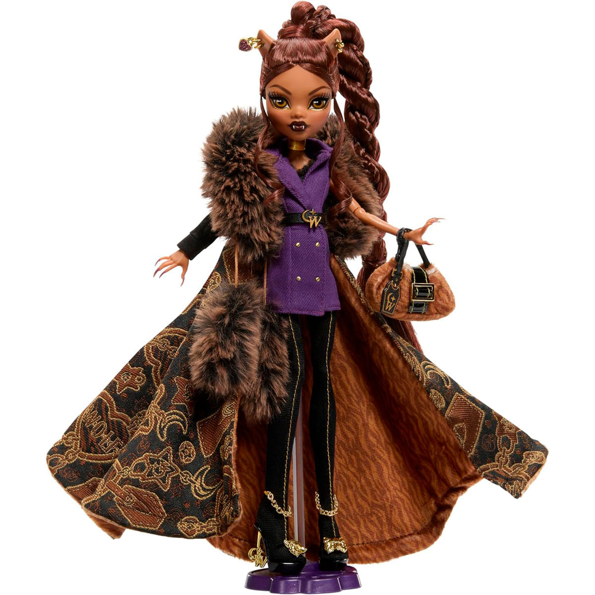 Una muñeca con pelo castaño, orejas de lobo, vestido morado, abrigo de piel y capa estampada.