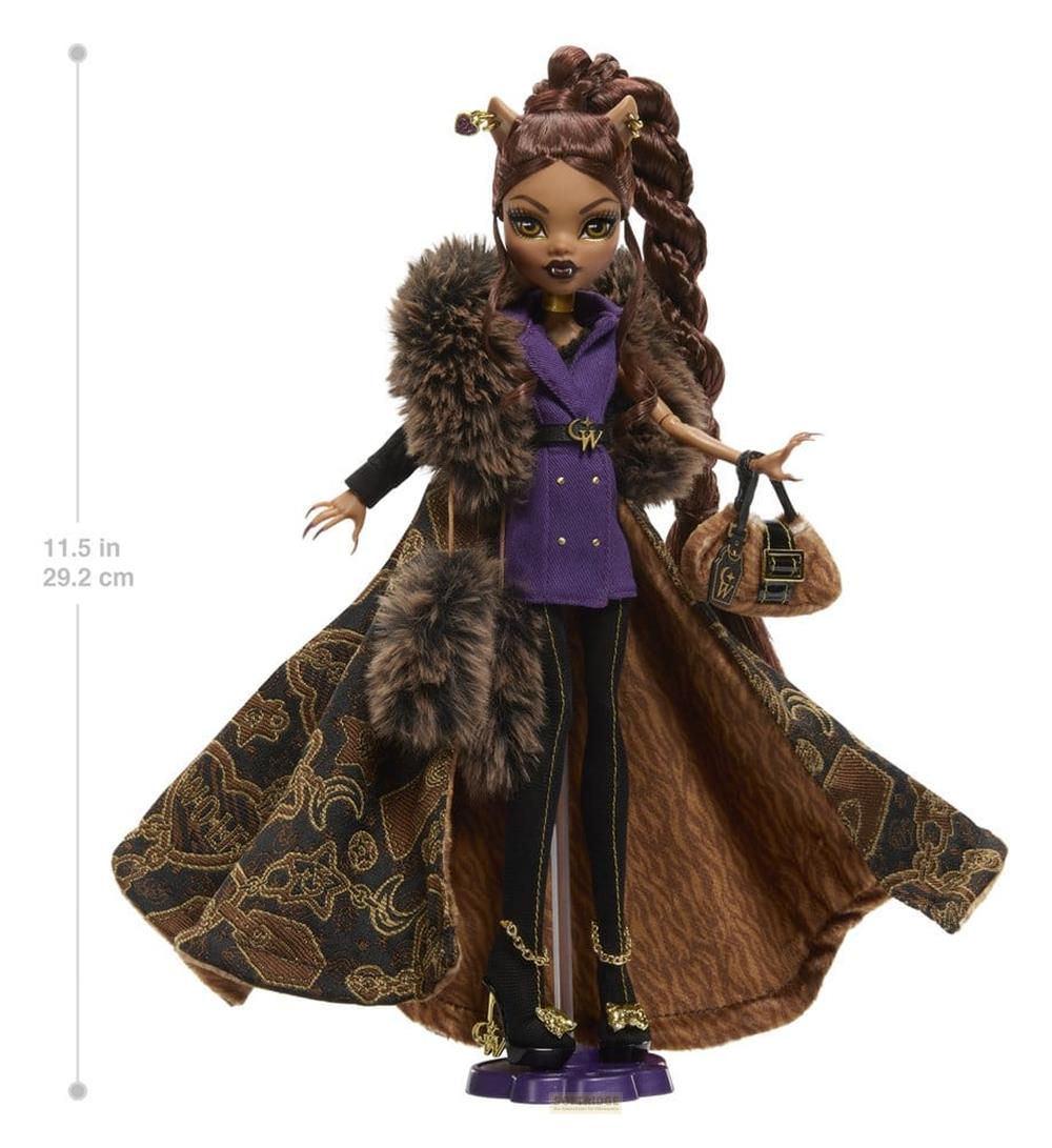 Muñeca de moda con pelo castaño, vestido morado, abrigo de piel y bolso.