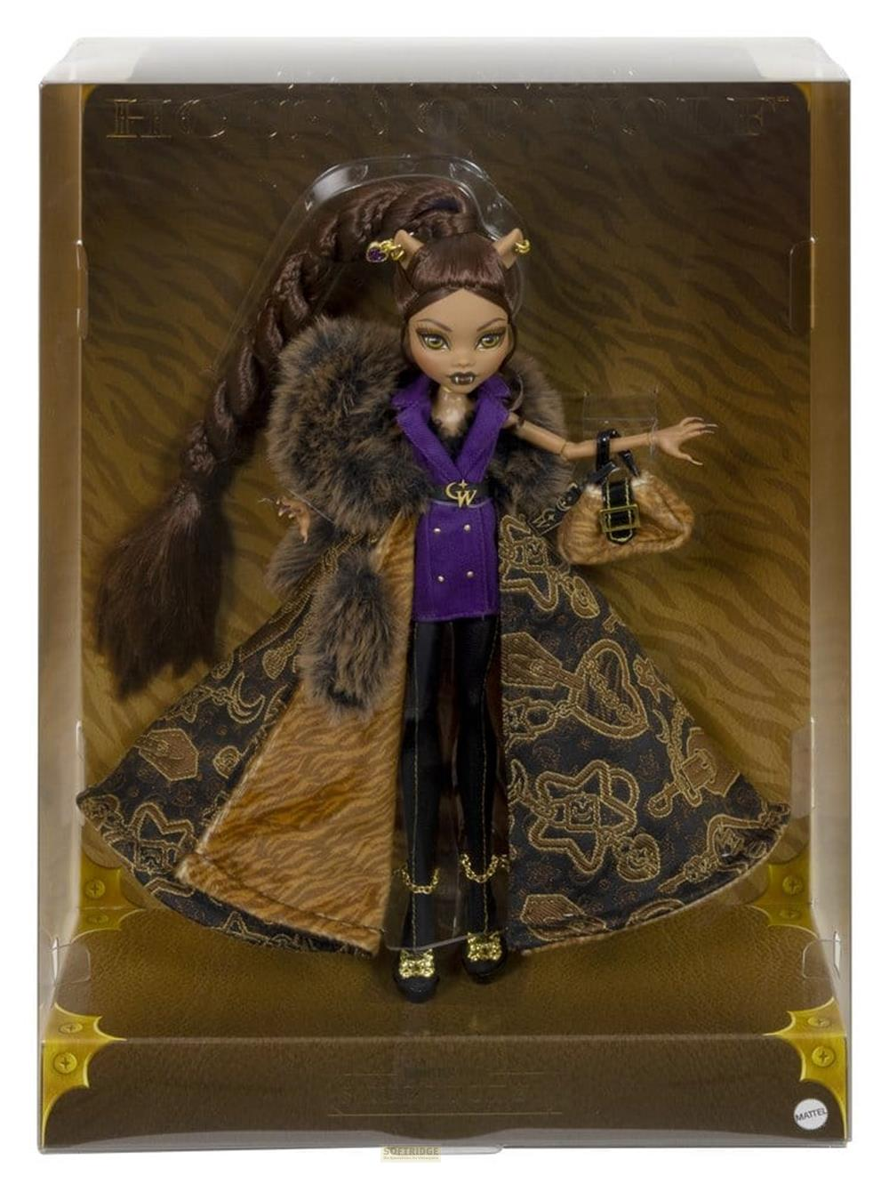 Muñeca Monster High con trenza castaña larga, abrigo morado, ribete de piel, y vestido estampado.