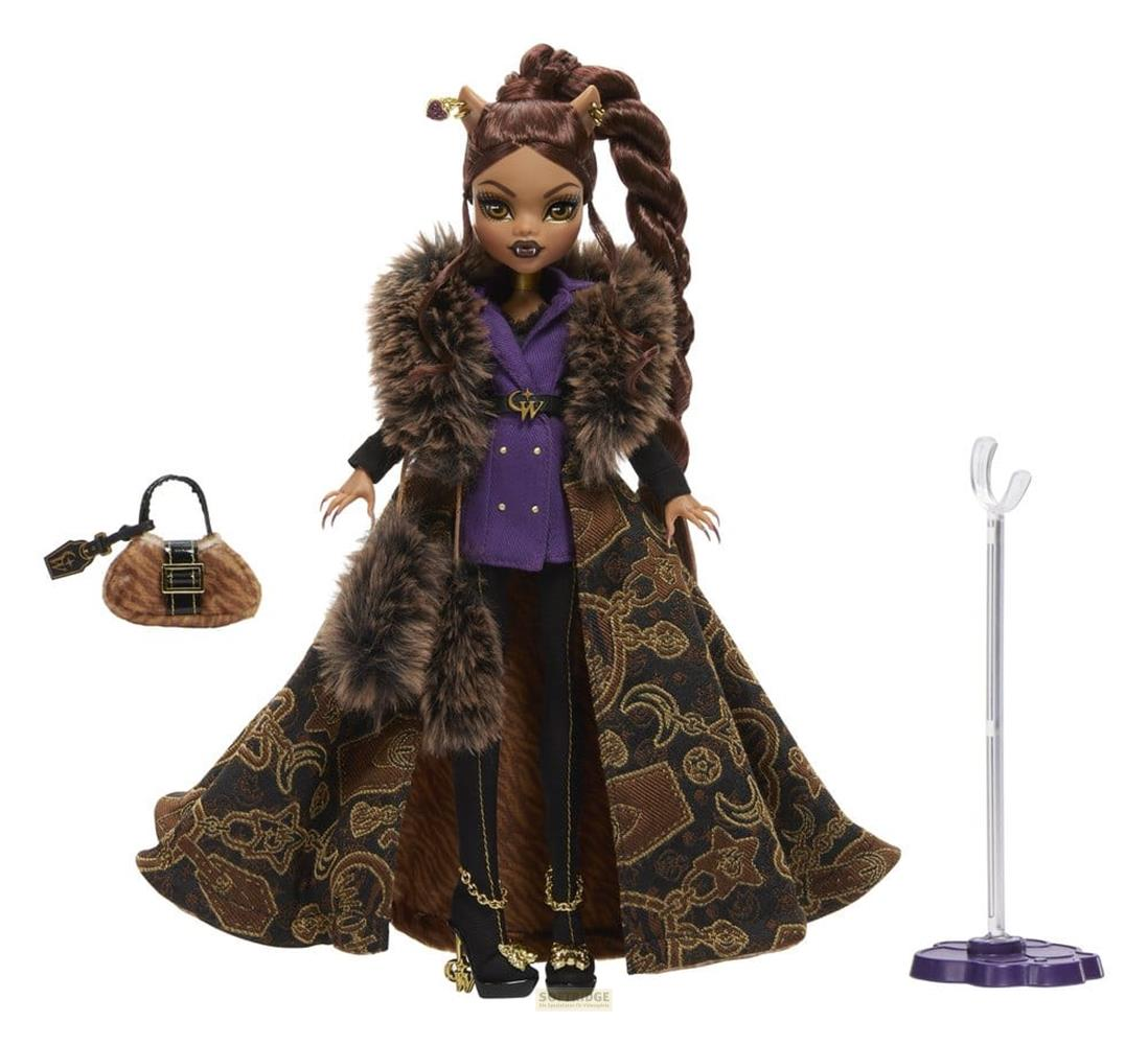 Una muñeca con pelo trenzado castaño, abrigo de pelo, chaqueta morada, falda estampada y botas negras.
