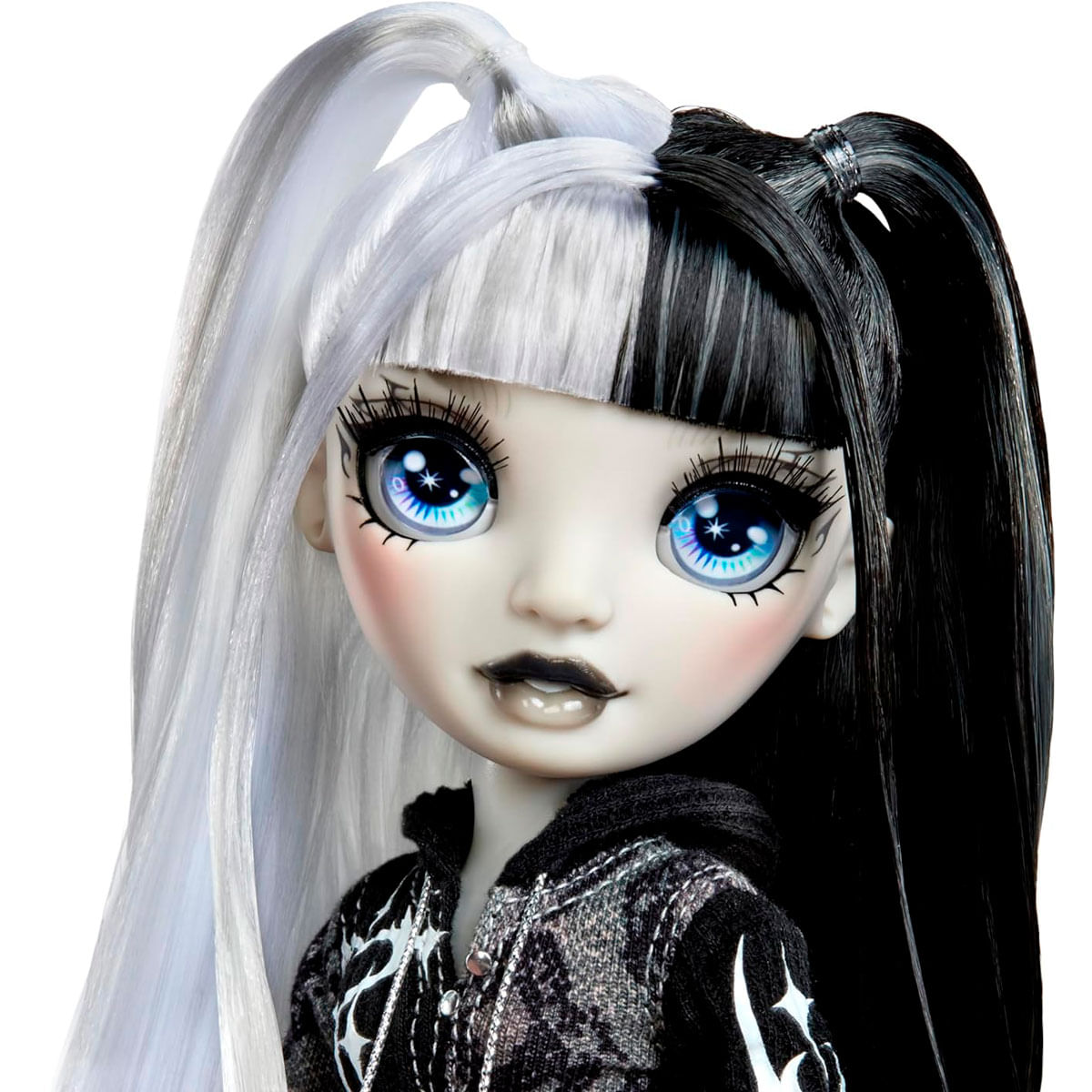 Muñeca con pelo dividido blanco y negro, ojos azules, labios oscuros y sudadera.